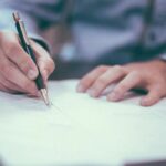 Skriva kontrakt för bostadsrätt och hus