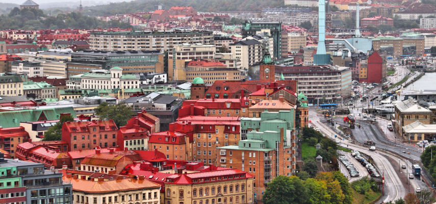 Kan man äga en bostadsrätt eller ett hus utan att vara skriven där?